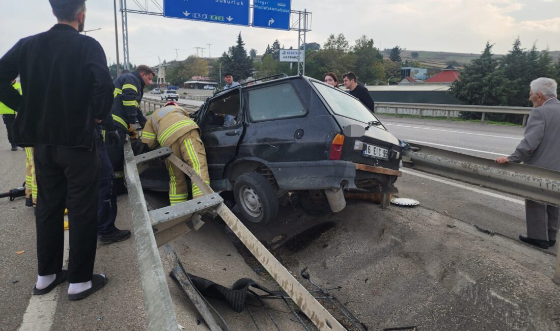 Bursa’da feci kaza: 4 yaralı Bursa'nın Mustafakemalpaşa ilçesinde kontrolden çıkan otomobilin bariyere çarptığı kazada 4