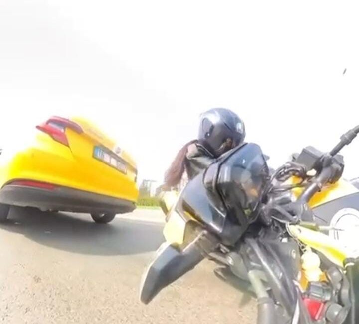 Dalgınlığı pahalıya patladı: Trafikte duran taksiyi görmedi Nilüfer’de trafikte ilerlerken etrafına bakan motosikletli sürücü, önünde duran taksiyi