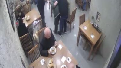 Mustafakemalpaşa’da bir lokantada yemek yerken boğazına lokma kaçan müşteri, işletme