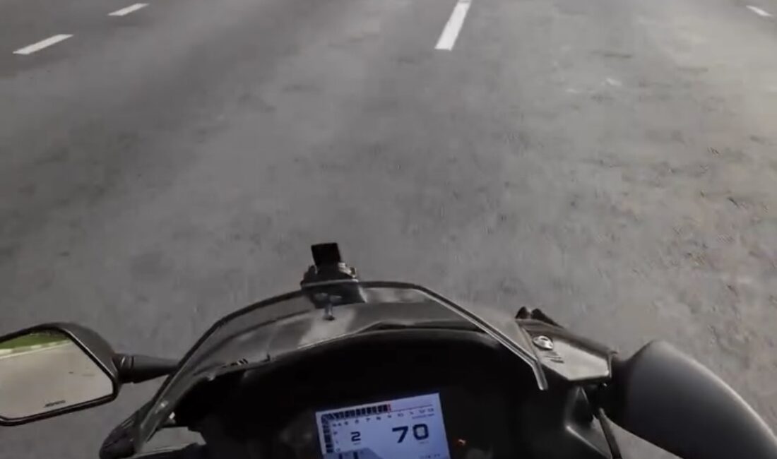 Bursa’da kırmızı ışıkta geçen bir otomobile sinirlenen motosikletli, dikiz aynasını