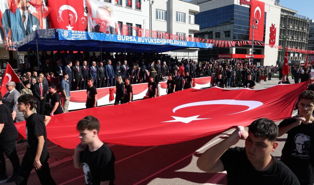 Cumhuriyet’in 102. yılı Bursa’da coşku ve gururla kutlandı 29 Ekim Cumhuriyet Bayramı’nın 102. yılı, Bursa’da binlerce kişinin katılımıyla