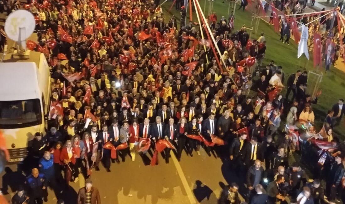 Cumhuriyet’in 102. yılı Bursa’da on binlerin katıldığı coşkulu etkinliklerle kutlandı.