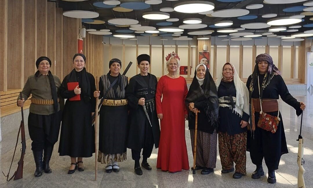Nilüfer Kadın Korosu, Cumhuriyet’in 102. yılına özel hazırladığı Cumhuriyet Defilesi