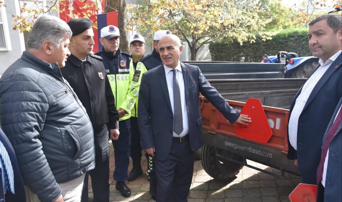Bursa’nın Gemlik ilçesinde yürütülen “Trafikte Görünür Ol” projesi kapsamında traktör