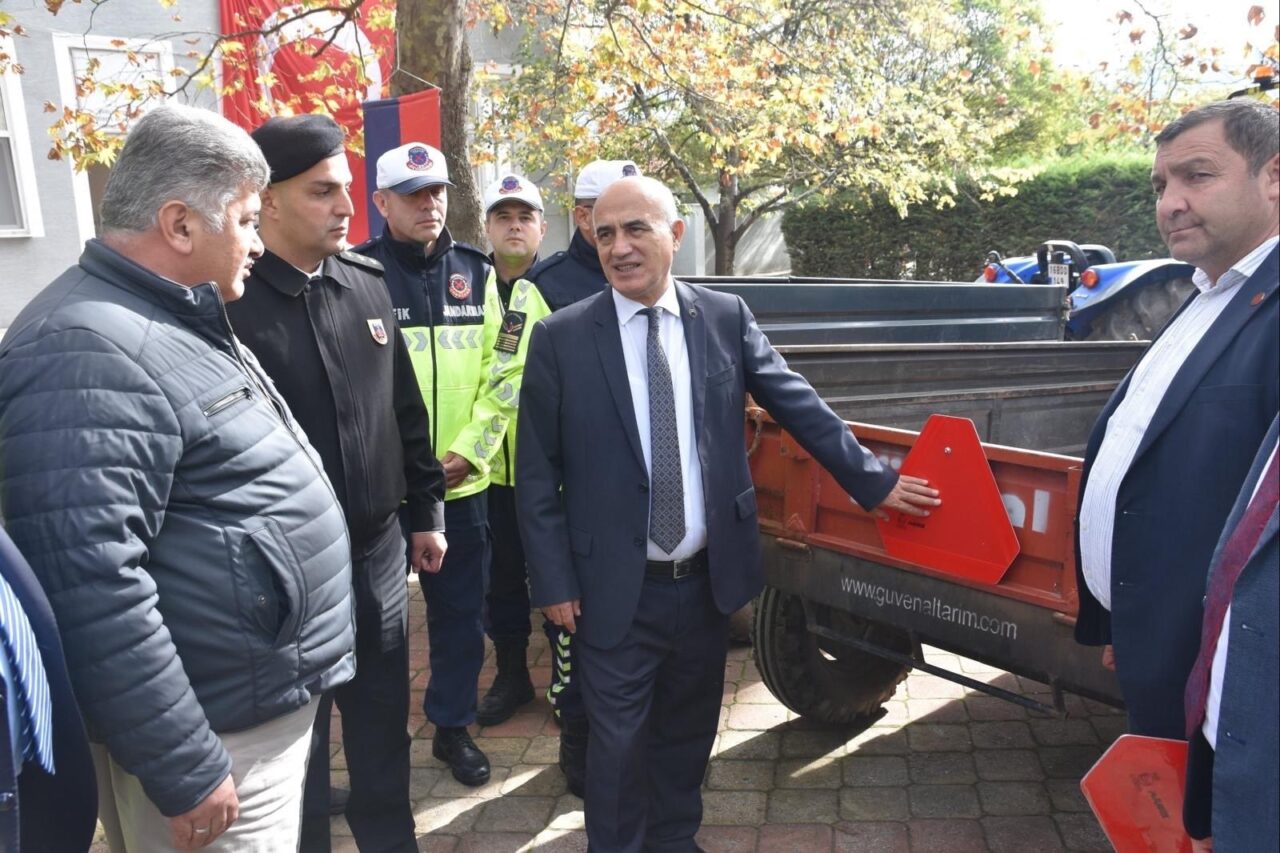 Bursa’nın Gemlik ilçesinde yürütülen “Trafikte Görünür Ol” projesi kapsamında traktör