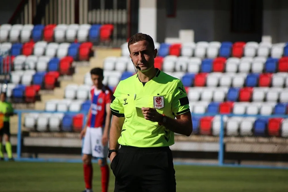 Bursaspor’un pazar günü deplasmanda oynayacağı Kırklarelispor maçının hakemi belli oldu.