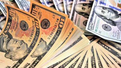 Küresel mali sıkıntılar artarken Dolar iki aylık zirveye doğru ilerliyor.
