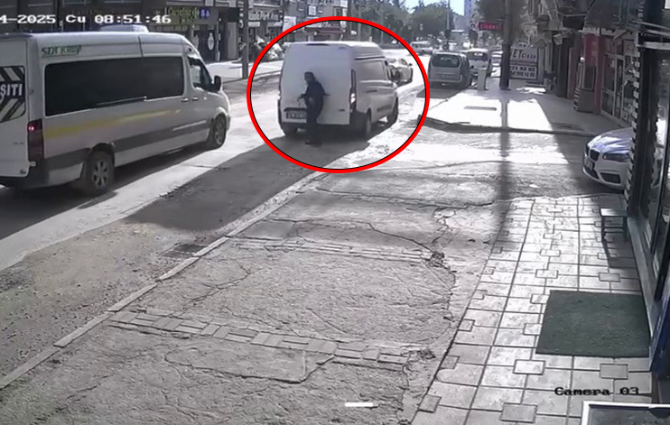 Bursa’da görünmez kaza kamerada! Bursa’nın Nilüfer ilçesinde, aracını park halinden çıkarmaya çalışan sürücü, cadde