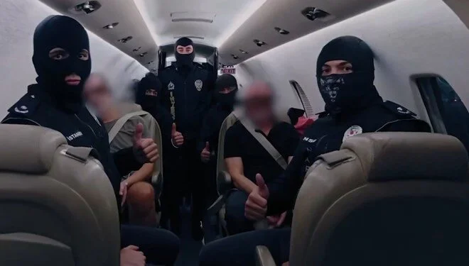 Kırmızı bültenle aranan 2 kişi Türkiye’ye getirildi Kırmızı bültenle seviyede aranan "Don Vito" lakaplı uyuşturucu baronu Abdullah