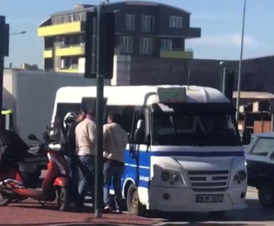 Bursa’nın Yıldırım ilçesinde minibüs şoförü ile motokurye arasında yol verme