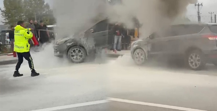 Bursa’da polislerden anında müdahale! Bursa’nın Nilüfer ilçesinde seyir halindeki bir otomobilden dumanlar yükselmeye başladı.