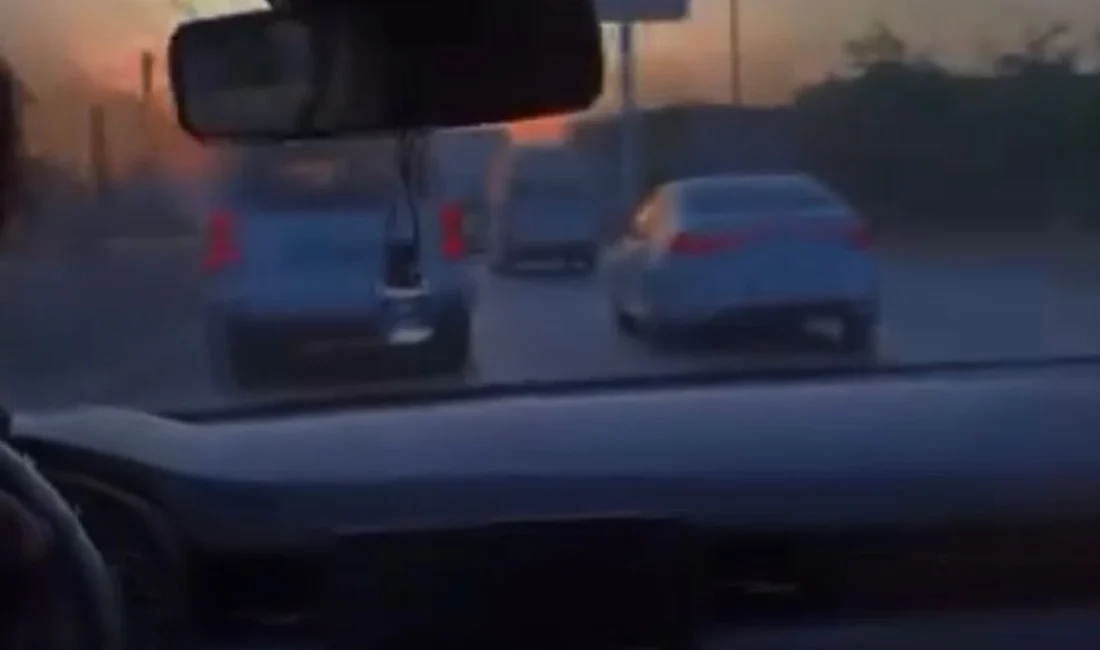 Bursa’da yoğun trafikte tehlikeli anlar! Bursa'da bir sürücü, yoğun trafikte makas atarak ilerledi. Tehlikeli anları