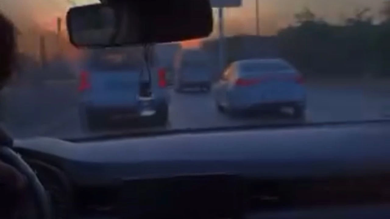 Bursa'da bir sürücü, yoğun trafikte makas atarak ilerledi. Tehlikeli anları