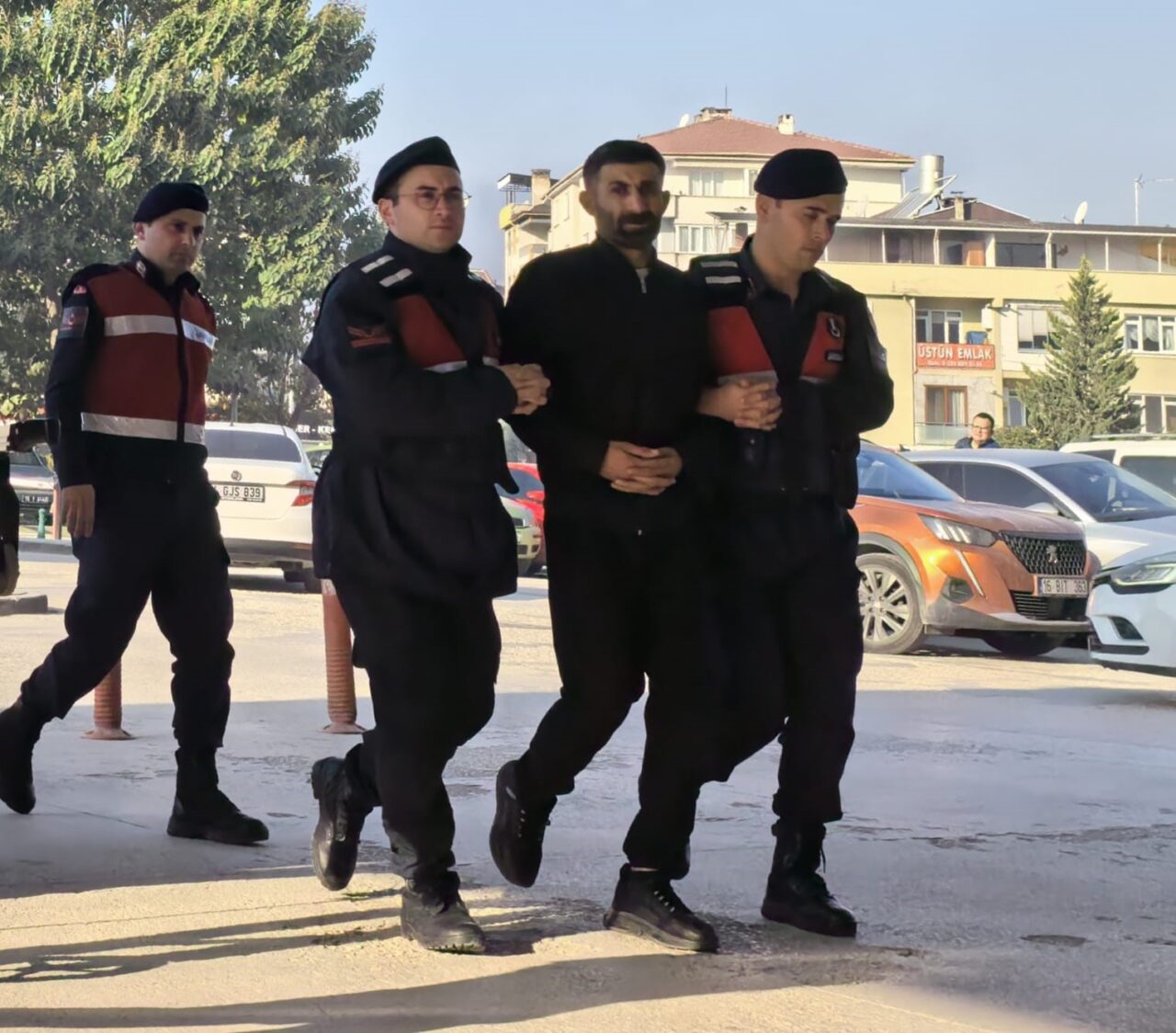 İnegöl’de jandarma ekipleri, Bursa’dan uyuşturucu sevkiyatı yapmaya çalışan bir kişiyi