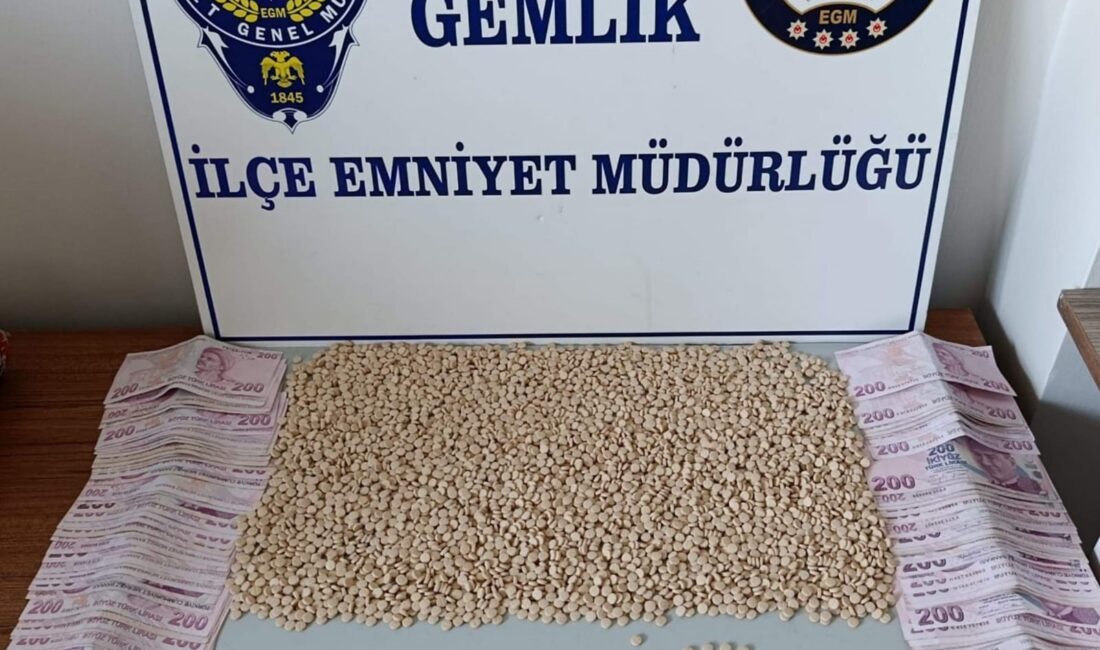 Gemlik’te polisin dikkati uyuşturucu sevkiyatını ortaya çıkardı Gemlik’te polis ekipleri, şüpheli gördükleri bir aracı durdurdu. Araçta yapılan