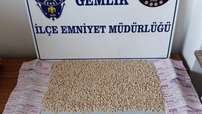 Gemlik’te polis ekipleri, şüpheli gördükleri bir aracı durdurdu. Araçta yapılan
