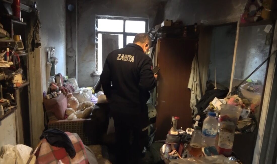 Yalnız yaşayan adamın evinden 2 kamyon çöp çıktı Nilüfer’de kötü kokuların yayıldığı bir evden, belediye ekipleri tarafından 2