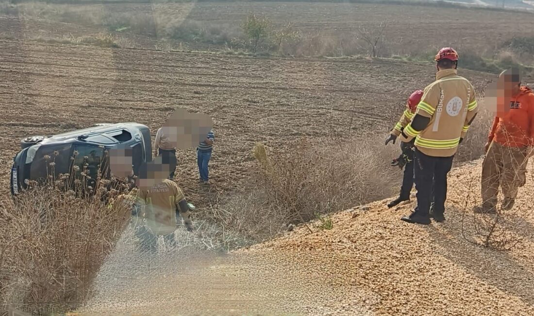 Eşine direksiyon eğitimi verirken şarampole uçtu: 2 yaralı İnegöl’de eşiyle birlikte otomobil kullanma eğitimi yapan kadın sürücünün aracı
