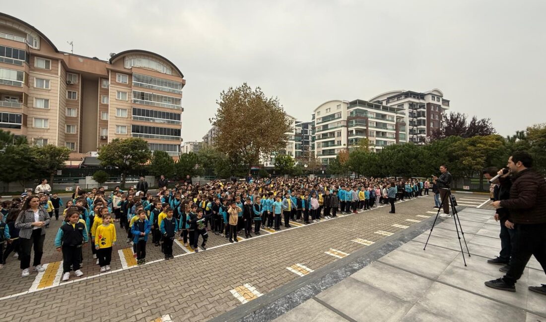 Zıplayarak derse girdiler! Bursa Şehit Piyade Orhan Tezcan İlkokulu öğrencileri, Milli Eğitim Bakanlığı’nın