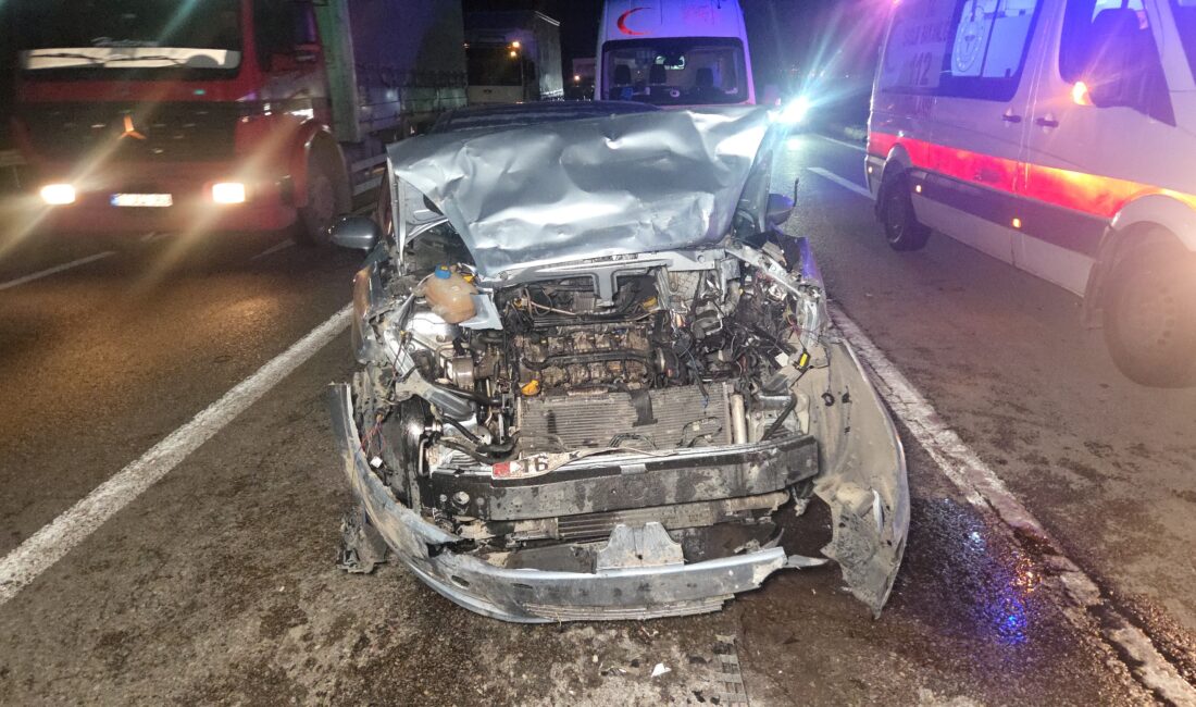 Orhangazi’de zincirleme kaza Bursa’nın Orhangazi ilçesinde kırmızı ışıkta bekleyen otomobile başka bir aracın