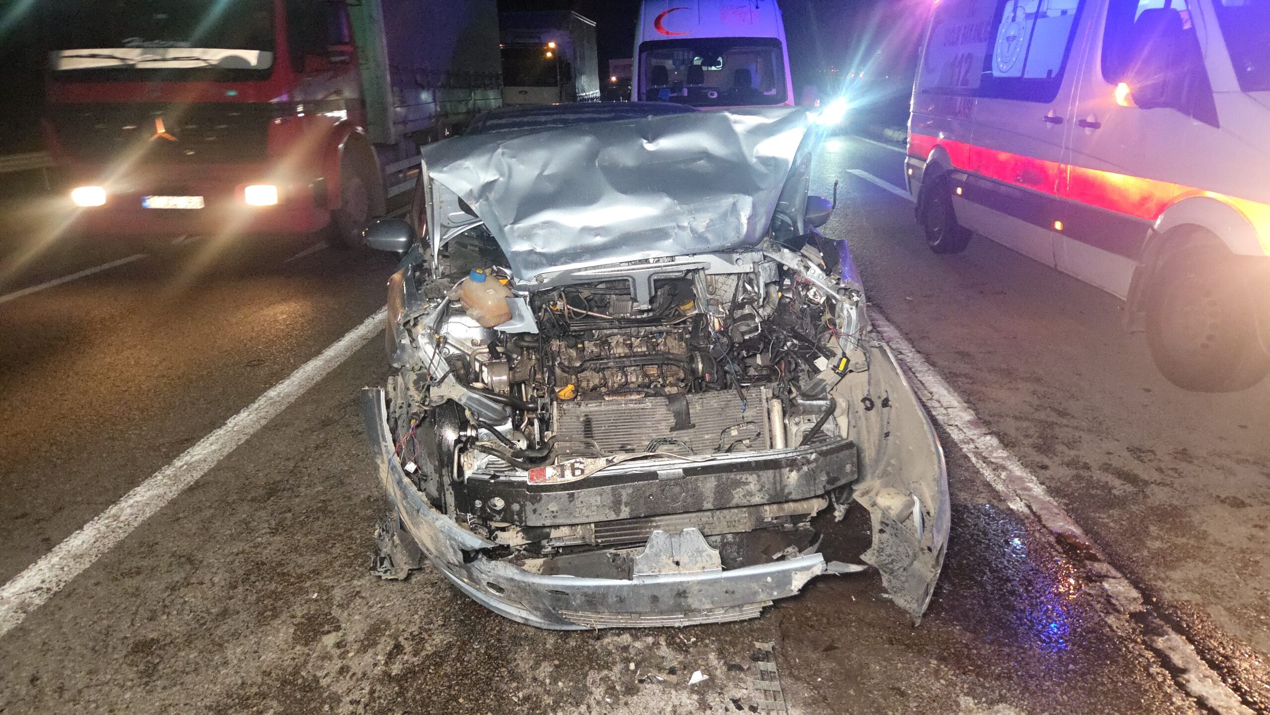 Bursa’nın Orhangazi ilçesinde kırmızı ışıkta bekleyen otomobile başka bir aracın