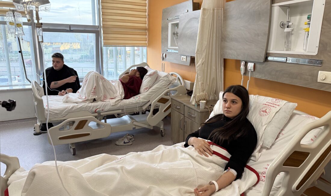 Tophane’de yedikleri midye 4 genci hastanelik etti Tophane’de midye yedikten sonra fenalaşan 4 genç, kusma ve baş