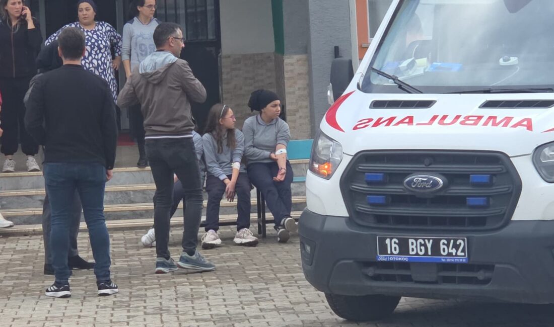 Orhangazi’nin Sölöz Mahallesi’ndeki bir ortaokulda dağıtılan öğle yemeğinin ardından 60