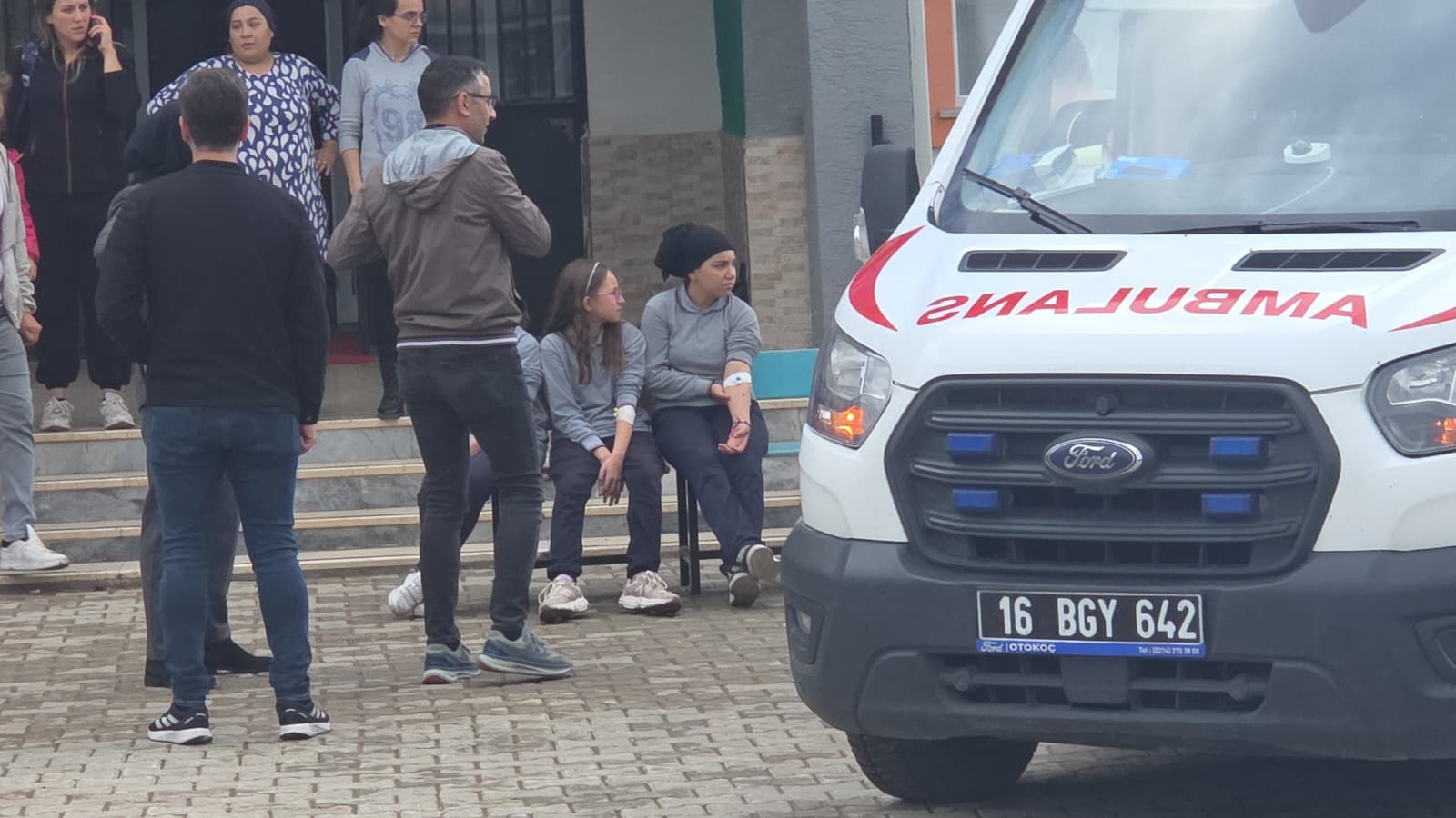 Orhangazi’nin Sölöz Mahallesi’ndeki bir ortaokulda dağıtılan öğle yemeğinin ardından 60