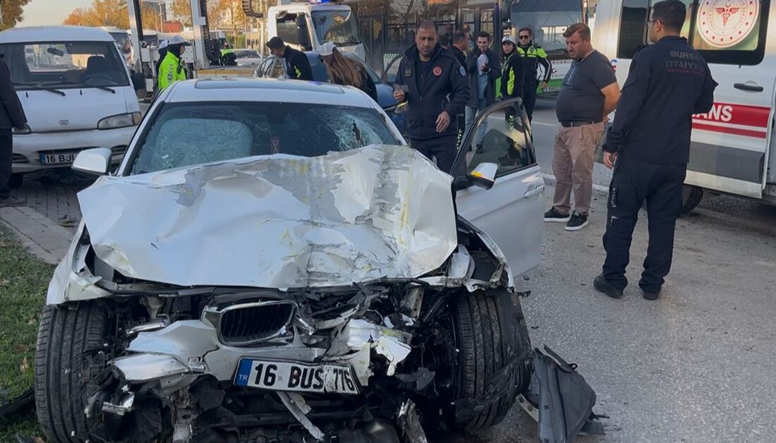 Otomobil yarışı faciaya döndü: 13 yaralı Nilüfer’de yarıştıkları iddia edilen iki otomobilin kontrolden çıkmasıyla 13 kişi