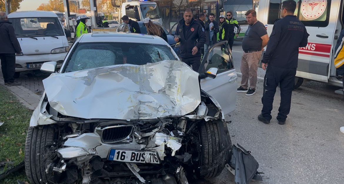 Nilüfer’de yarıştıkları iddia edilen iki otomobilin kontrolden çıkmasıyla 13 kişi