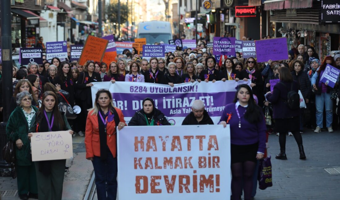 Kadınlar şiddetsiz bir gelecek için yürüdü Bursa’da 25 Kasım kapsamında düzenlenen yürüyüşte kadınlar, şiddete karşı eşitlik