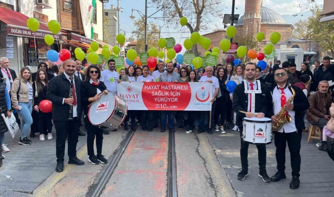 Diyabete dikkat çekmek için yürüdüler Dünya Diyabet Günü’ne dikkat çekmek isteyen sağlık çalışanları, cadde boyunca