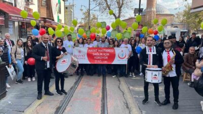 Dünya Diyabet Günü’ne dikkat çekmek isteyen sağlık çalışanları, cadde boyunca
