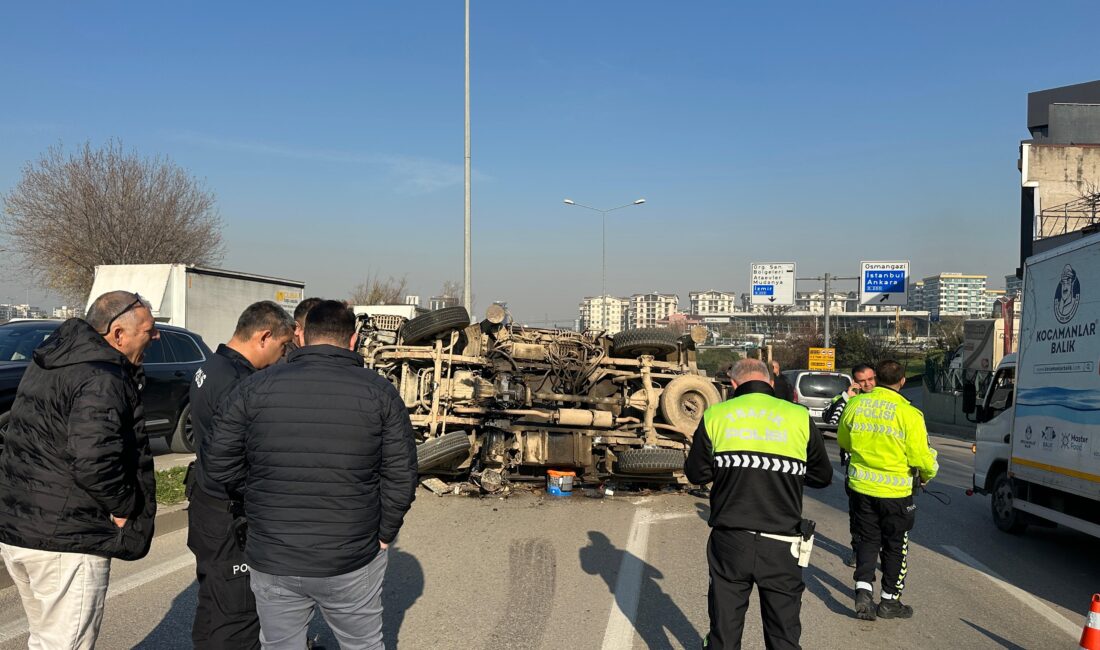 Bursa’da Ataevler Bulvarı girişinde kaza Bursa'da Ataevler Bulvarı girişinde kamyon devrilmesi sonucu trafik bir