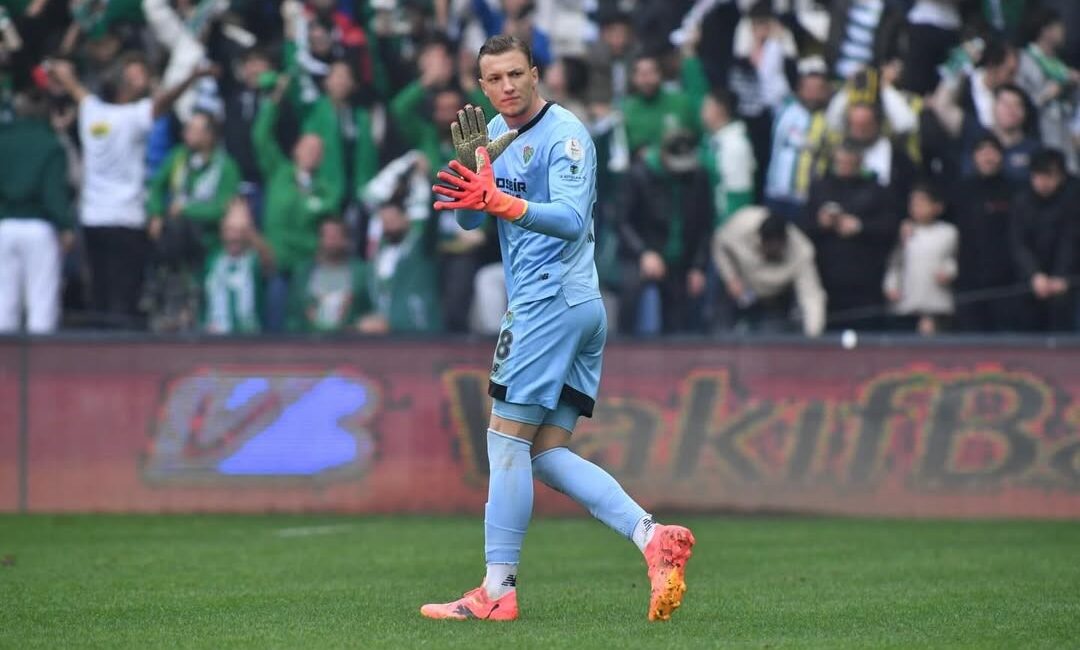 Kerem Matışlı kaledeki güvenini bir kez daha gösterdi Bursaspor’un 18 yaşındaki kalecisi Kerem Matışlı, Fethiyespor maçında kalesini gole