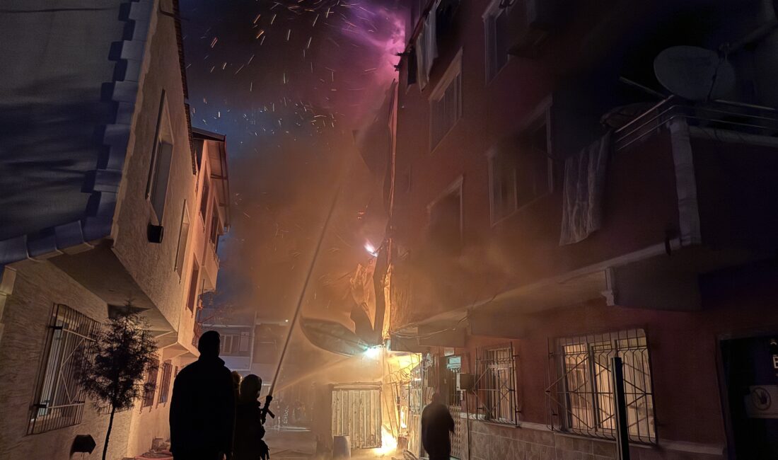 Bursa’da şehit polis babasının evi alevlere teslim oldu Bursa'da iki binayı saran yangın sonrası evi hasar gören evin