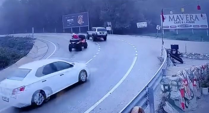 Bursa’da Uludağ yolu buz pistine döndü! Bursa'da Uludağ yolunda kayganlaşan noktalarda virajı alamayan otomobillerin çarpışma anları