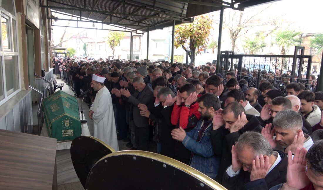 Bursa’da cesedi bulunan 19 yaşındaki şahıs toprağa verildi Bursa'da 3 gün aranıp Mudanya sahilde cesedi bulunan 19 yaşındaki