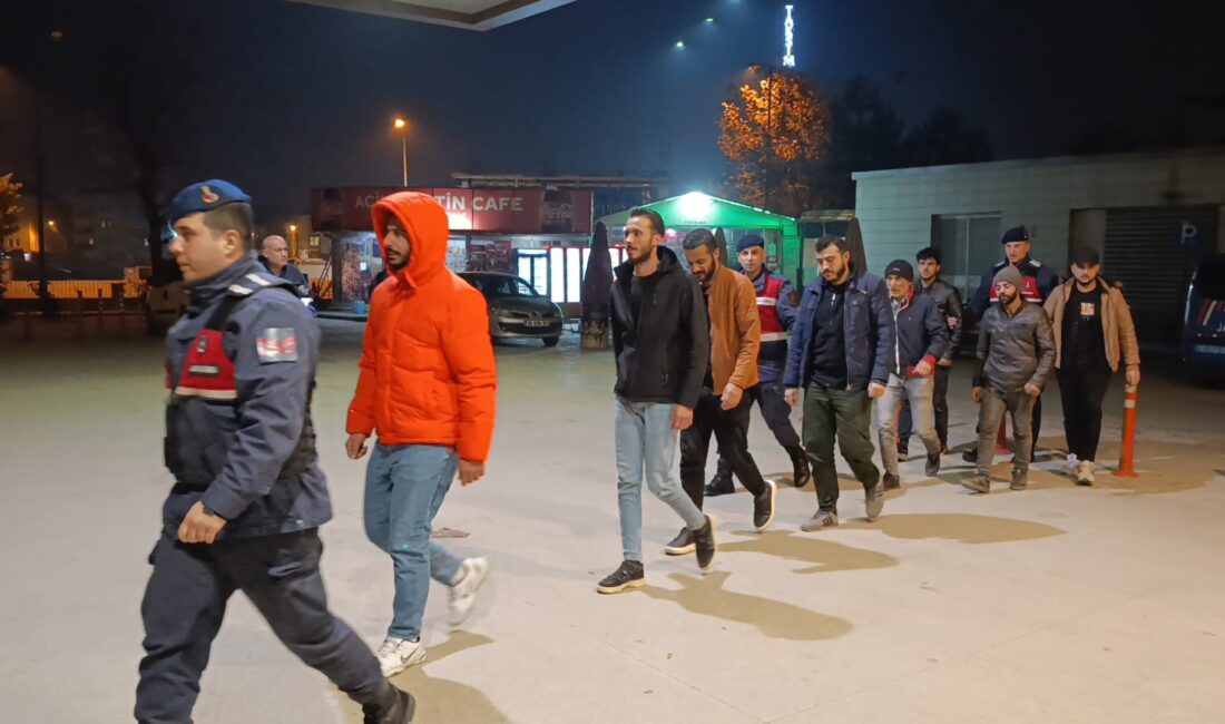 Bursa’da 8 kaçak göçmen yakalandı Bursa'nın İnegöl ilçesinde Jandarma Komutanlığı ekipleri tarafından 8 kaçak göçmen