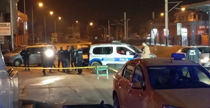  Bursa'nın Osmangazi ilçesinde bir eğlence mekanının önünde çıkan silahlı çatışmada
