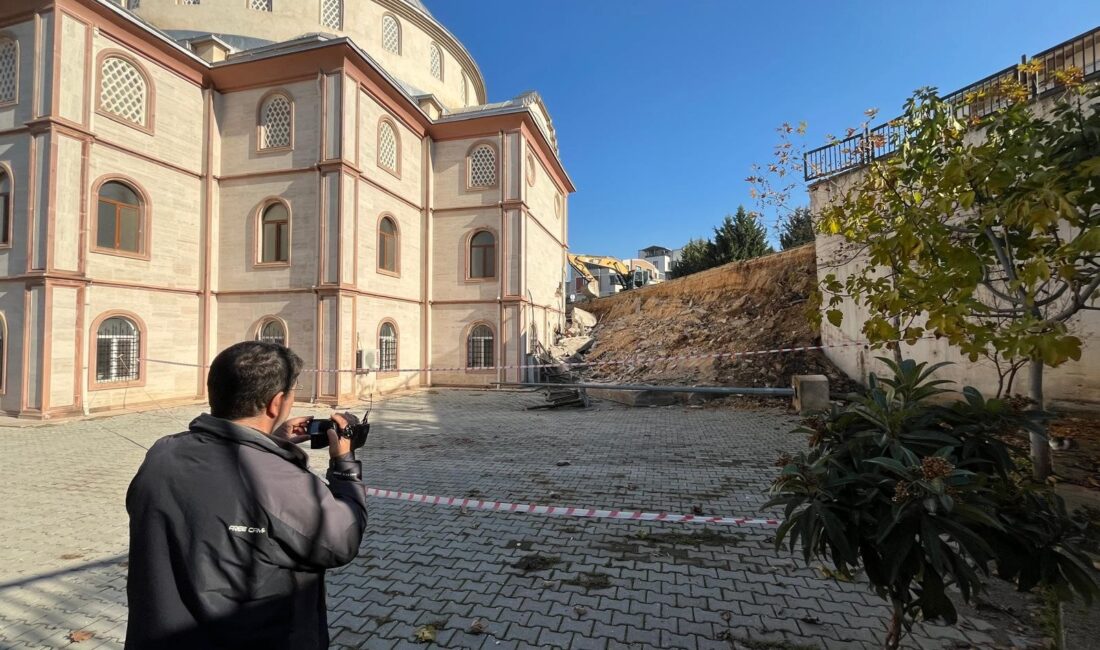 Bursa’da yaşlı kadının uyarısı hayat kurtardı Bursa'da yürüyüş yapan kadının ihbarı sayesinde Kuran Kursu'ndaki 31 öğrenci