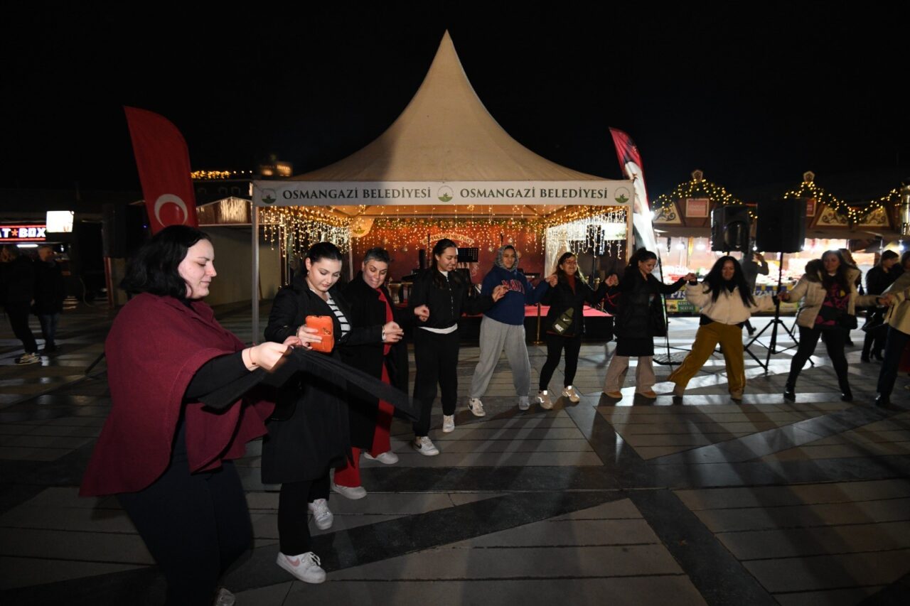 Bursa’da Osmangazi Belediyesi'nin düzenlediği Yeni Yıl Festivali'ne vatandaşlar yoğun ilgi