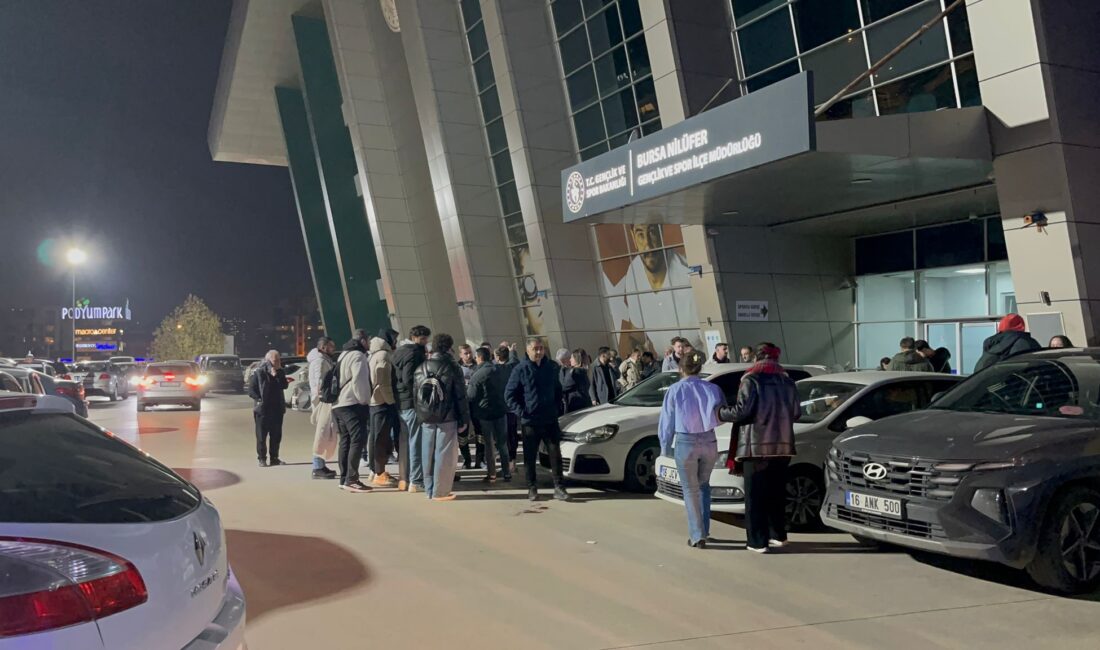 Spor Salonu’ndaki bıçaklı kavgada yeni gelişme Bursa'da Spor Salonu çıkışında çocukların önünde bıçakla dehşet saçan şahıs