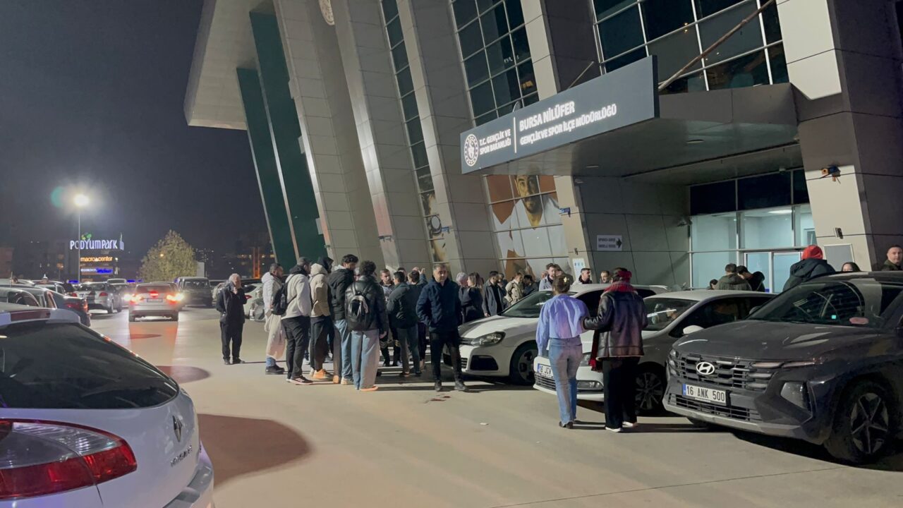 Bursa'da Spor Salonu çıkışında çocukların önünde bıçakla dehşet saçan şahıs
