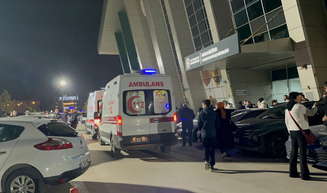 Bursa’da veliler arasında çıkan kavgada bıçaklar çekildi Bursa Nilüfer’deki Tofaş Spor Salonu’nda küçük basketbolcuların bekleme salonundaki koltuğun