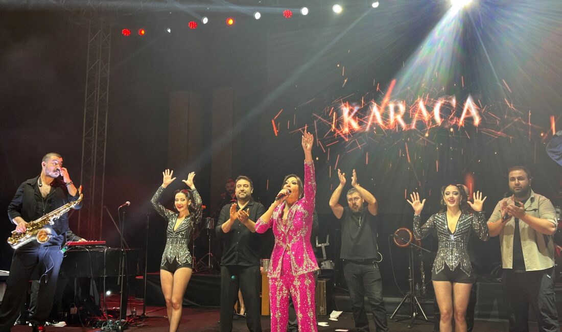 Bursa’da Işın Karaca rüzgarı Bursa Büyükşehir Belediyesi’nin düzenlediği ‘Yeni Yıla Merhaba’ konserinde sahne alan Işın