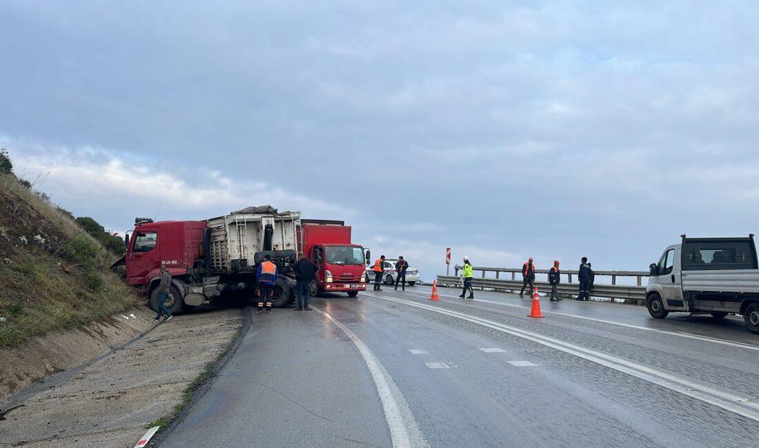 Bursa’daki kazada iki kamyon kafa kafaya çarpıştı Bursa'nın İznik ilçesinde karşı istikametten gelen 2 kamyon kafa kafaya