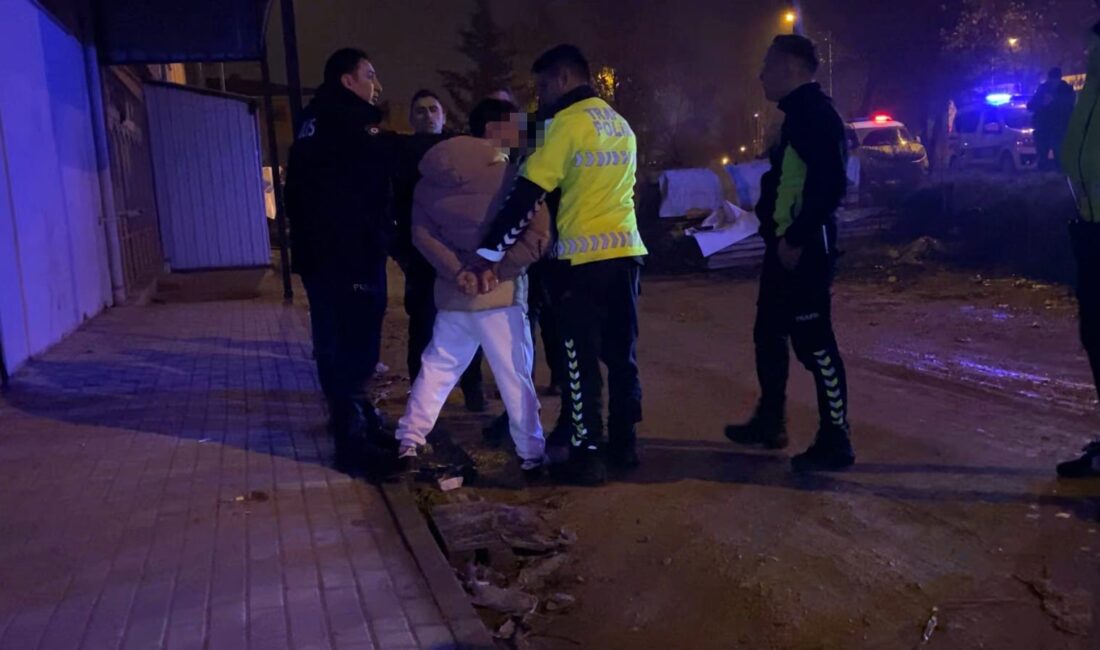 Bursa’da polislere yakalandı, alkollü ve ehliyetsiz çıktı! Bursa'nın İnegöl ilçesinde trafik polislerinin durdurduğu alkollü sürücü ve arkadaşı
