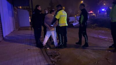 Bursa'nın İnegöl ilçesinde trafik polislerinin durdurduğu alkollü sürücü ve arkadaşı