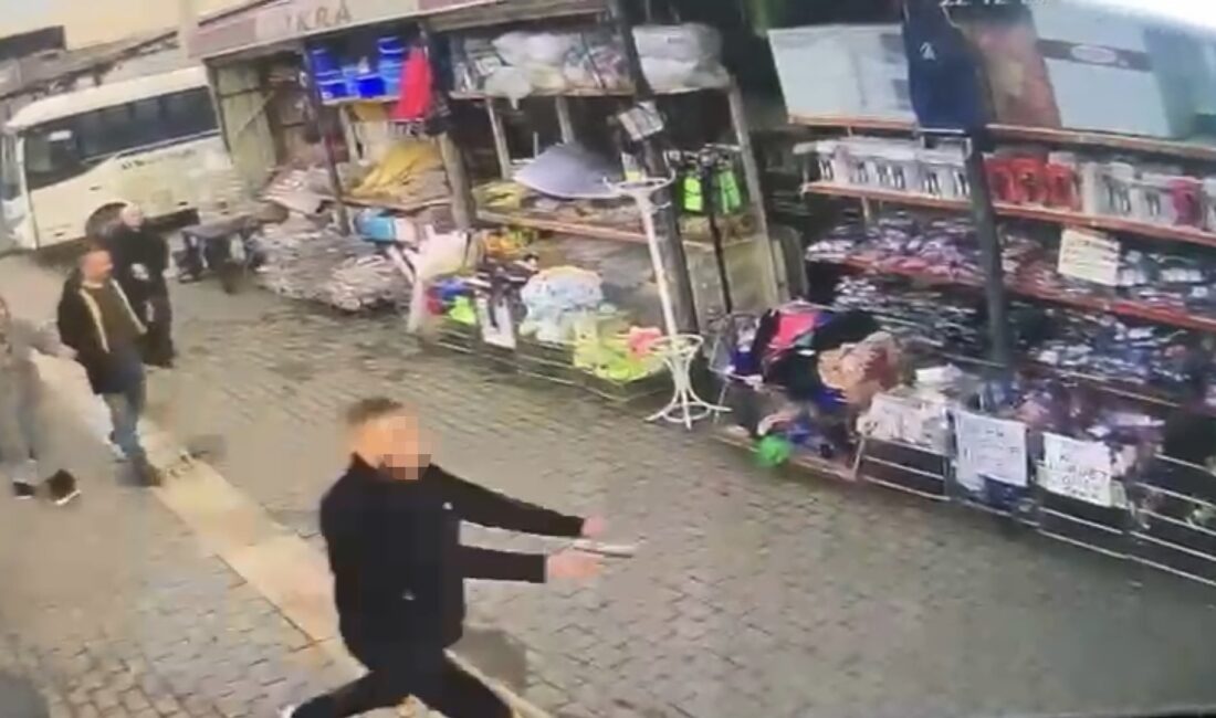 Bursa'da husumetlisini cadde ortasında silahla kovalayan şahıs, çevredeki kalabalığa aldırış